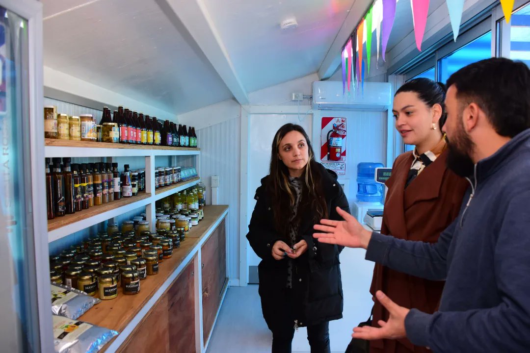 consumen_coop's tweet photo. Junto a productores, productoras, vecinas y vecinos, la Intendenta municipal @MFlorDestefanis Concejales y él Director de Desarrollo Económico, INAUGURAMOS oficialmente la Despensa "Cooperativa Consumen" . 
(Abro hilo 👇🏼) https://t.co/EuIfbSodgY