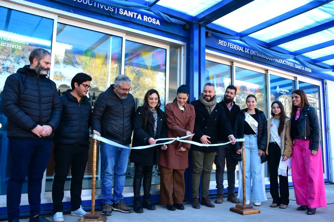 consumen_coop's tweet photo. Junto a productores, productoras, vecinas y vecinos, la Intendenta municipal @MFlorDestefanis Concejales y él Director de Desarrollo Económico, INAUGURAMOS oficialmente la Despensa "Cooperativa Consumen" . 
(Abro hilo 👇🏼) https://t.co/EuIfbSodgY