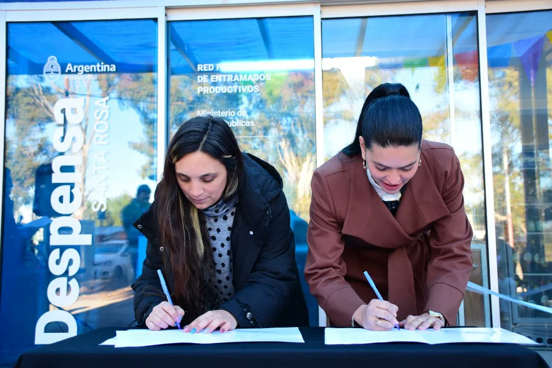 consumen_coop's tweet photo. Junto a productores, productoras, vecinas y vecinos, la Intendenta municipal @MFlorDestefanis Concejales y él Director de Desarrollo Económico, INAUGURAMOS oficialmente la Despensa "Cooperativa Consumen" . 
(Abro hilo 👇🏼) https://t.co/EuIfbSodgY