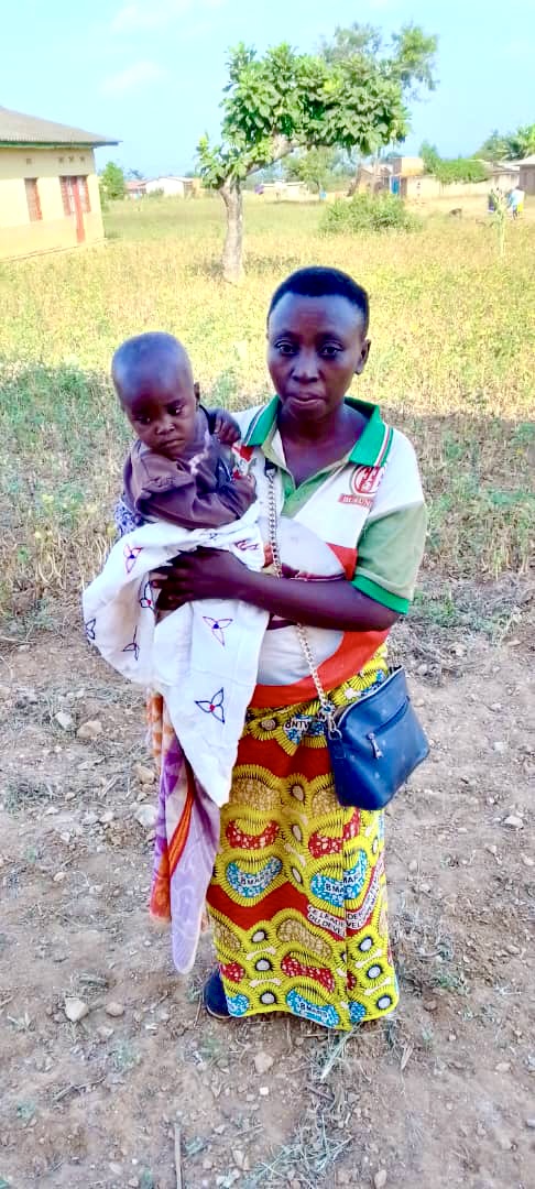 SafeInclusion's tweet image. 1/« Les #ASC vont dans les menages pour le depistage. Ceci nous est bénéfique car, si un enfant souffre de malnutrition, il est mis dans les #FARN. Ma fille est malade mais je remercie les #ASC pour ce travail excellent qu’ils font sur notre colline »Gloriose Nshimirimana, 30 ans