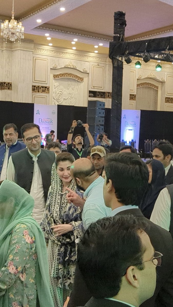 RanaSikandarH's tweet photo. Chief Minister Punjab @MaryamNSharif delivers again! Fulfilling her promise to revolutionize governance, bringing essential documents to the doorsteps for Punjab's citizens in record time. The groundbreaking "Maryam Ki Dastak" program is a testament to her commitment to innovation & citizen-centric governance. Promise made, promise kept