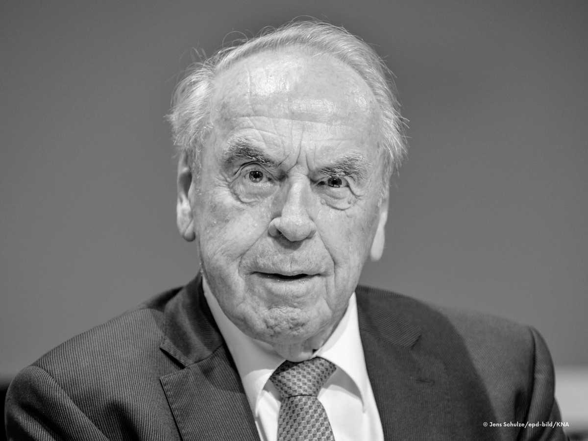 Wir trauern um den Theologen Jürgen #Moltmann, der am Montag im Alter von 98 Jahren verstorben ist. In ehrender Erinnerung teilt Bischof Georg Bätzing mit: 

„Jürgen Moltmann war einer der prägendsten und prägnantesten Theologen unserer Zeit. Er sprach nicht nur über die