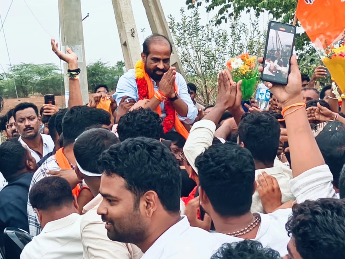satyakumar_y's tweet photo. ప్రజలందరి విజయం....

నన్ను గెలిపించిన ధర్మవరం నియోజకవర్గ ప్రజలకు, నేను గెలవాలని కోరుకున్న ప్రతి ఒక్కరికీ కృతజ్ఞతలు. ప్రజాస్వామ్య ఆకాంక్షల పరిరక్షణకు ఇది తొలి అడుగు.

#SatyaKumar4Dharmavaram
#AndhraPradesh #Dharmavaram #BJP4India
#BJP4Dharmavaram
#NDA4Dharmavaram
 #SatyaKumarYadav
#ManaDharmavaram