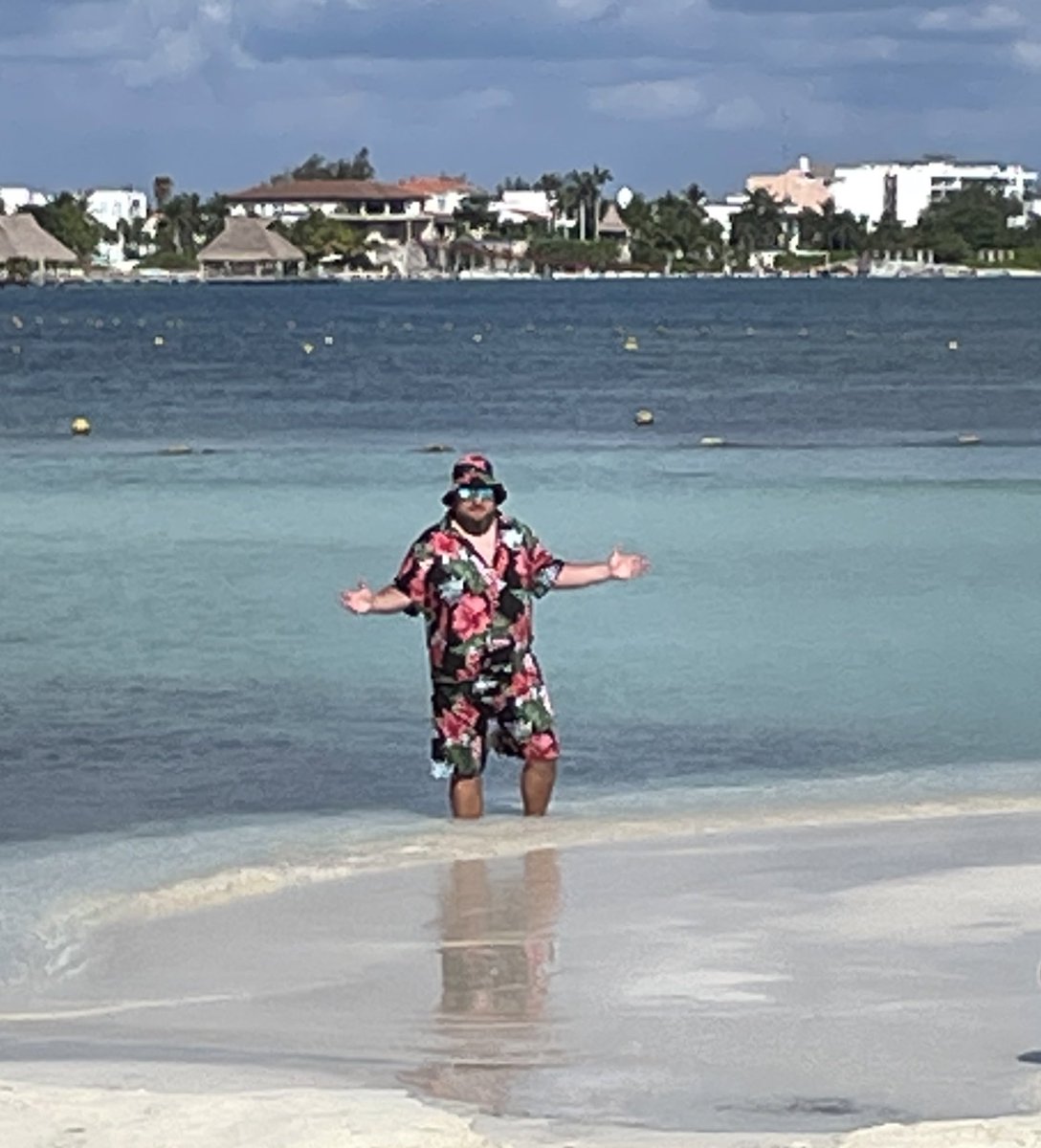 RaiderCoachB's tweet image. Day 7 Cancún Fit Check @WarriorsCoachK #Floral