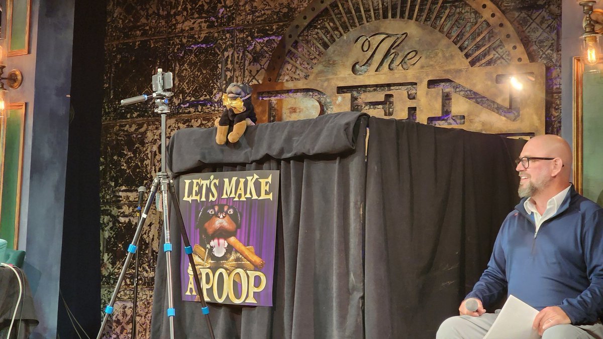 ChicagoVince's tweet photo. Last night was my first time back on stage in about seven years. Thanks to @Groovyhoovy, Robert Smigel, and @TriumphICDHQ for having me. #WGNSingingSuperfans #LetsMakeAPoop https://t.co/AoW5SIFCYa