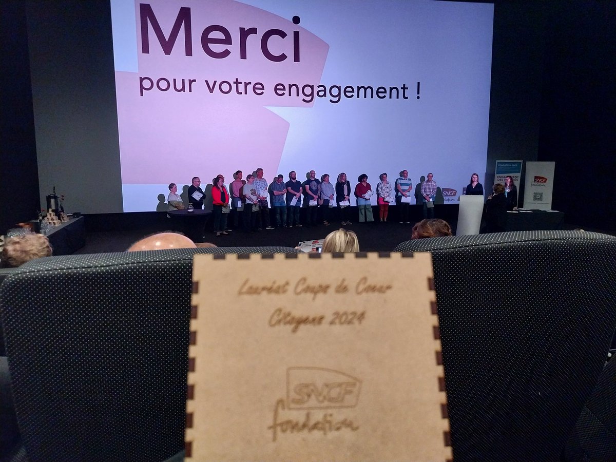 clemence_cft's tweet photo. Presente aujourd'hui pour l’@ANESTAPS à la cérémonie de remise de prix de la @FondationSNCF pour la Semaine Nationale du Sport et de l’Environnement 2025 🌱
➡️ Pour rappel, la #SNSE 2024 c’est :
~ 6400 jeunes mobilisé•es
~ 125 actions sportives 🤾🏽♀️
~ 32 associations #STAPS https://t.co/Cu2Y82xCtL