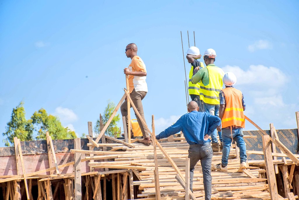 KireheDistrict's tweet photo. Umuyobozi w'Akarere @rangira yasuye zimwe mu nyubako ziri kubakwa @KireheMahama mu Kagari ka Munini harimo isoko rigezweho riri kubakwa n'umufatanyabikorwa @RwandaPA ,yasuye kandi na Laboratory ya Science igezweho ya Paysannat ajya inama y'uburyo imirimo yo kubaka yakwihutishwa https://t.co/bop2zYc0hI