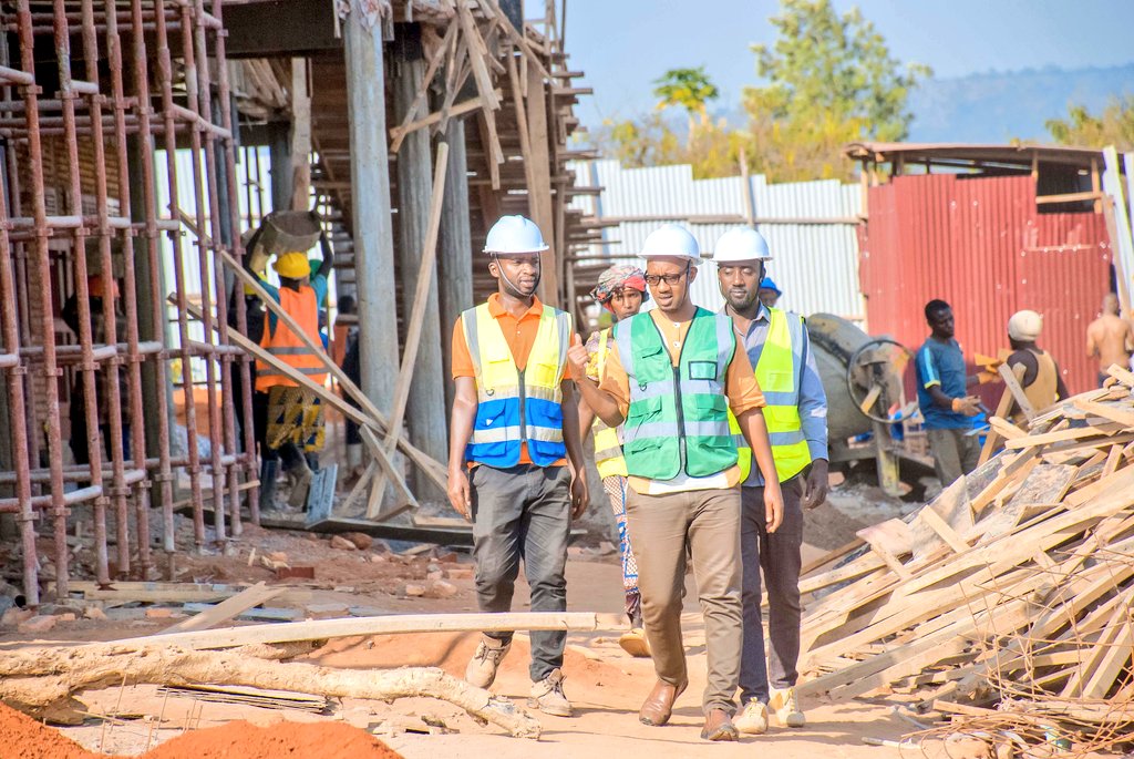 KireheDistrict's tweet photo. Umuyobozi w'Akarere @rangira yasuye zimwe mu nyubako ziri kubakwa @KireheMahama mu Kagari ka Munini harimo isoko rigezweho riri kubakwa n'umufatanyabikorwa @RwandaPA ,yasuye kandi na Laboratory ya Science igezweho ya Paysannat ajya inama y'uburyo imirimo yo kubaka yakwihutishwa https://t.co/bop2zYc0hI