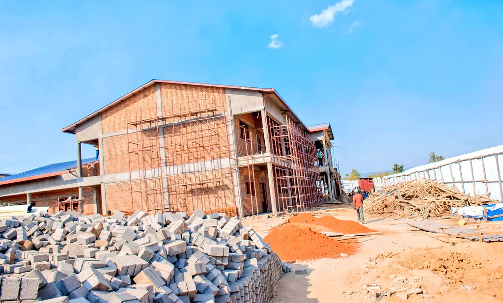 Umuyobozi w'Akarere <a href="/rangira/">Bruno Rangira</a> yasuye zimwe mu nyubako ziri kubakwa <a href="/KireheMahama/">MAHAMA SECTOR/KIREHE</a> mu Kagari ka Munini harimo isoko rigezweho riri kubakwa n'umufatanyabikorwa <a href="/RwandaPA/">PracticalActionRwanda</a> ,yasuye kandi na Laboratory ya Science igezweho ya Paysannat ajya inama y'uburyo imirimo yo kubaka yakwihutishwa