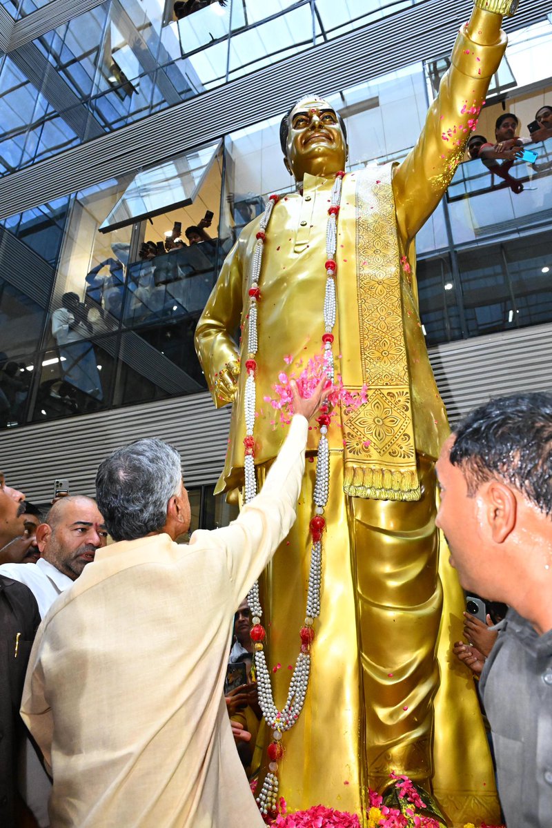 Josna2010's tweet photo. ఊపిరి పీల్చుకో... నా 💛తెలుగుదేశమా💛
పెద్దాయన @ncbn కి మన తెలుగుప్రజలు కట్టిన పట్టాభిషేకానికి.... నా భూతో... నా భవిష్యత్ 💥🔥🤩
#CBNIsBack https://t.co/41TCWfIgof