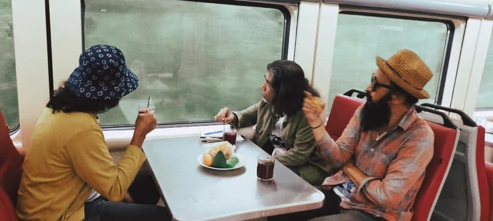 Kali akhir kembara bersama bang, kita naik jungle train. 

Masa gua baru jadi penulis dulu, buku pertama, gua ingat lu penulis otai pertama yang contact gua kata nak tengok-tengokkan manuskrip. Gua itu jam terharu. Lu memang orang baik, orang macam lu memang syurga rumahnya. 🌼