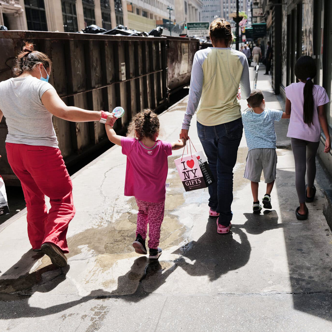UNH's new brief by Irene Lew explores the impact of NYC's 60-day shelter limit on asylum-seeking families and early childhood education. Relocations disrupt stability for kids. Read more: tinyurl.com/mr2fae79

📸: Spencer Platt for Getty Images, used in non-commercial context
