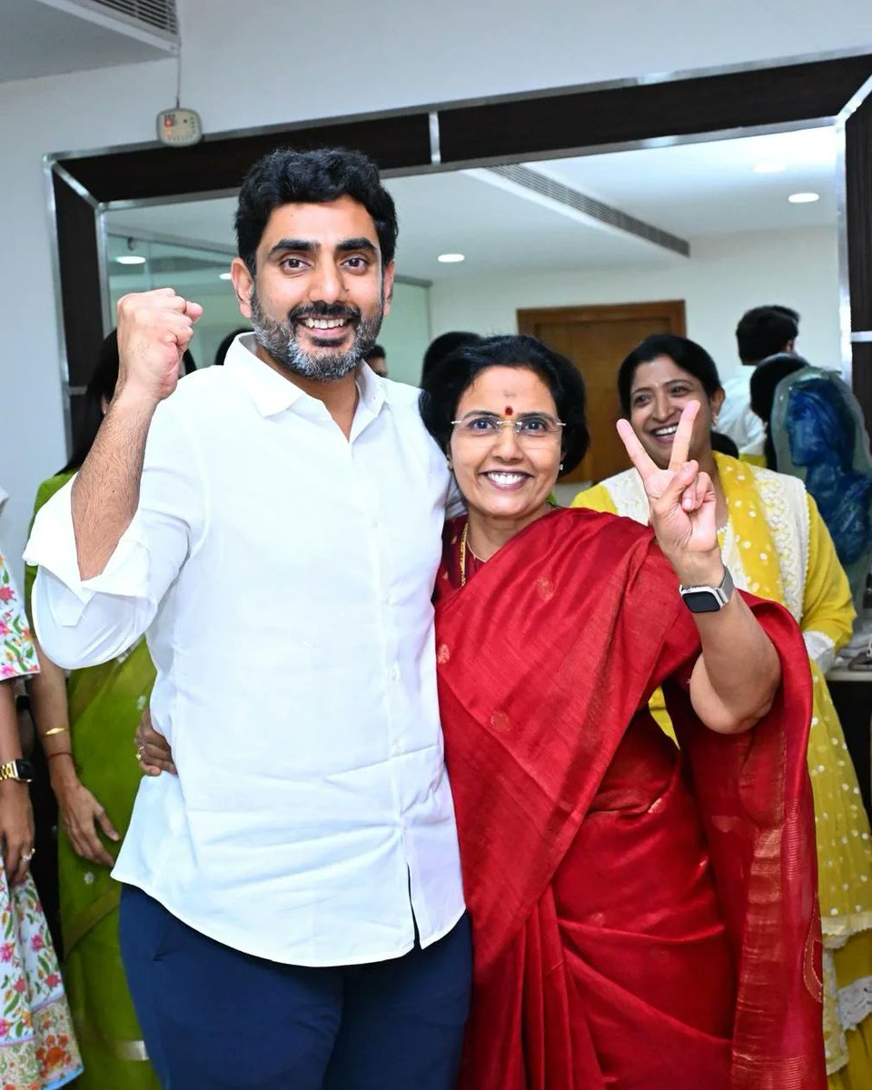 brahmaninara's tweet photo. ఇంత అద్భుతమైన విజయాన్ని అందించిన రాష్ట్ర ప్రజలకు, హిందూపురం, కుప్పం &amp; మంగళగిరి కార్యకర్తలకు కృతజ్ఞతలు. విజయం సాధించిన అభ్యర్థులందరికీ అభినందనలు.
#KutamiTsunami https://t.co/DfmrrW3mUC