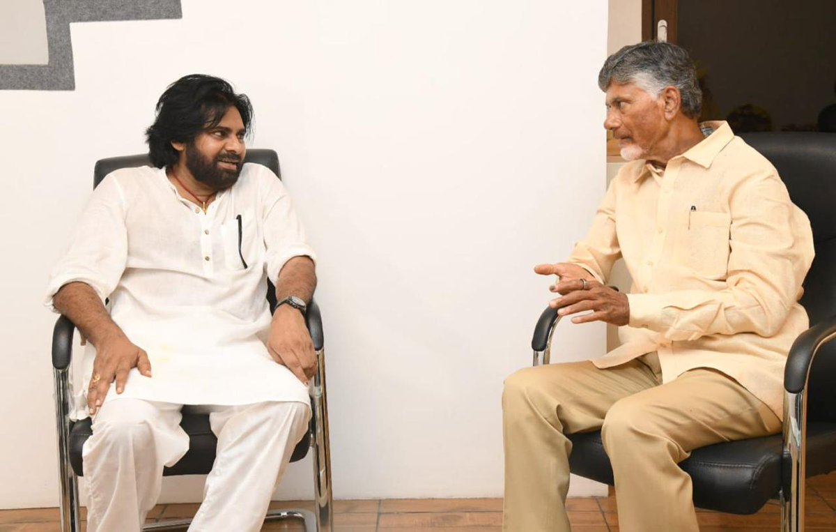 JanaSenaParty's tweet photo. జనసేన పార్టీ కేంద్ర కార్యాలయానికి విచ్చేసిన టీడీపీ జాతీయ అధ్యక్షులు శ్రీ @ncbn గారికి హృదయపూర్వక స్వాగతం పలికిన జనసేన అధ్యక్షులు శ్రీ @PawanKalyan గారు.
శ్రీ ప��న్ కళ్యాణ్ గారు, శ్రీమతి అనా కొణిదెల గారు, శ్రీ అకిరా నందన్ గారు కలసి శ్రీ చంద్రబాబు నాయుడు గారిని సత్కరించారు. శ్రీ పవన్ కళ్యాణ్ గారిని శ్రీ చంద్రబాబు గారు సత్కరించారు.

#KutamiTsunami