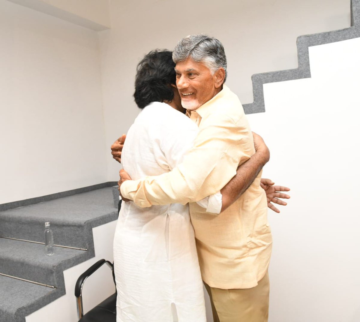 JanaSenaParty's tweet photo. జనసేన పార్టీ కేంద్ర కార్యాలయానికి విచ్చేసిన టీడీపీ జాతీయ అధ్యక్షులు శ్రీ @ncbn గారికి హృదయపూర్వక స్వాగతం పలికిన జనసేన అధ్యక్షులు శ్రీ @PawanKalyan గారు.
శ్రీ ప��న్ కళ్యాణ్ గారు, శ్రీమతి అనా కొణిదెల గారు, శ్రీ అకిరా నందన్ గారు కలసి శ్రీ చంద్రబాబు నాయుడు గారిని సత్కరించారు. శ్రీ పవన్ కళ్యాణ్ గారిని శ్రీ చంద్రబాబు గారు సత్కరించారు.

#KutamiTsunami