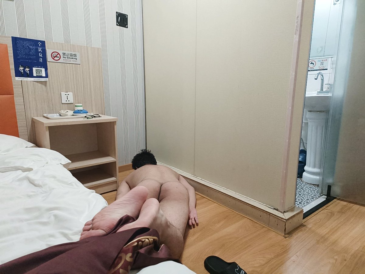 attttmore's tweet photo. 还有三天高考的高三男生变成了一具裸尸 #裸足 #死体 #尸体 #模拟杀 https://t.co/9iiat1P97e