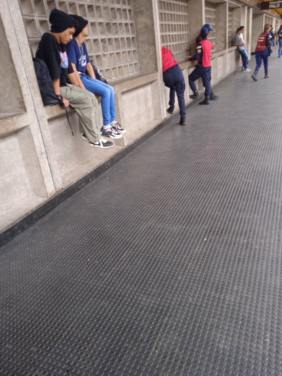 ramon23ebjnm's tweet photo. Está prohibido sentarse en esos muros del metro.,. Parece que no los policías del metro se hacen la vista gorda 4 policías sin importarle eso vamos bien https://t.co/JI4AHTMIdb