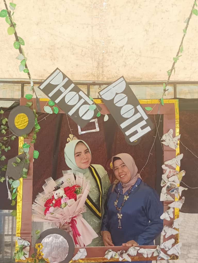 exclusivefluffy's tweet photo. graduation with mama💙 https://t.co/Vh51oLbogS