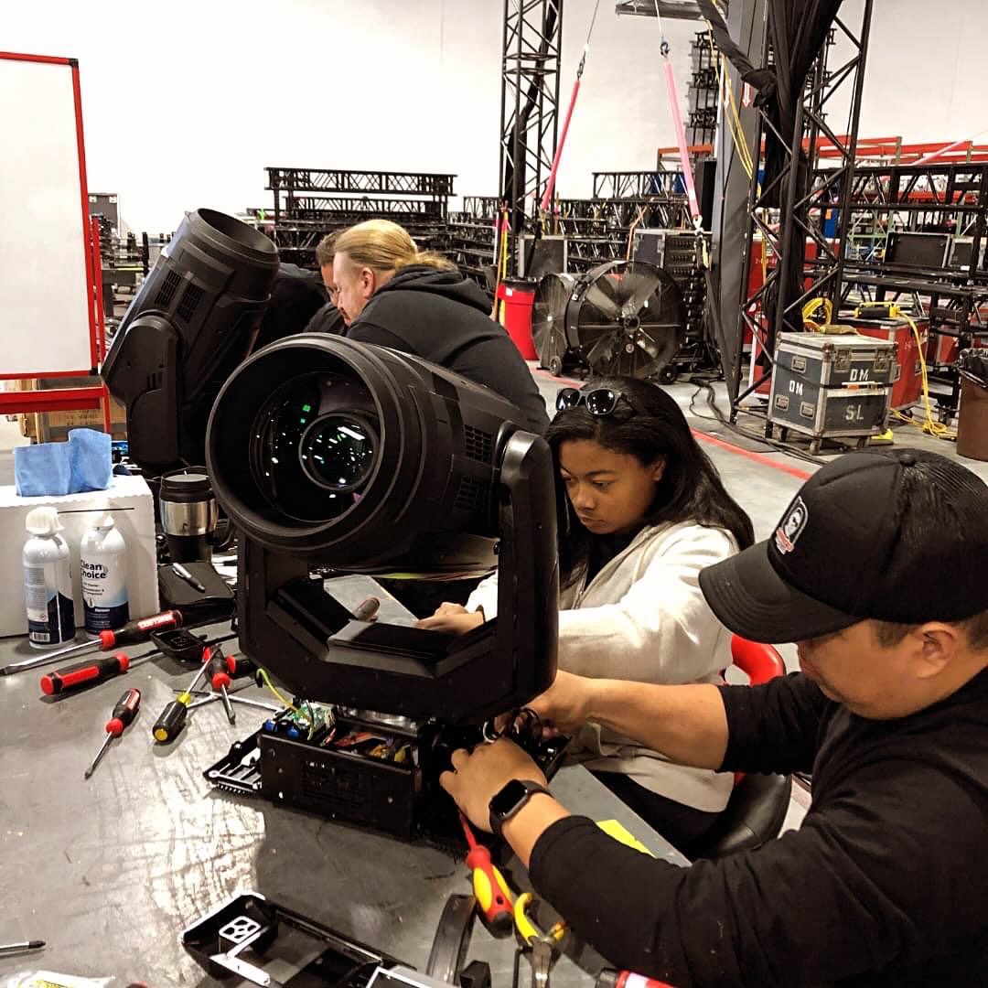 TheRobeWay's tweet photo. In Nashville on a #TechTuesday with the team from @Solotech_Inc going through a @Robelighting technical training led by Steve Eastham.
#therobeway #robelighting #solotech #lightingtech #techlife https://t.co/caJa04ARKZ