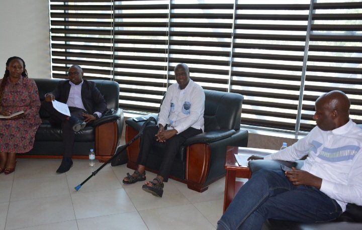 Gasabo District (@gasabo_district) on Twitter photo Muri gahunda yo gusigasira ibyagezweho ku bufatanye n' abafana ba Arsenal mu Rwanda, <a href="/demobrwanda/">Rwanda Demobilisation and Reintegration Commission</a> n'Ubuyobozi bw'Akarere ka Gasabo, aba bafana baganiriye n'Umuyobozi Nshingwabikorwa w'Akarere  wungirije bamugaragariza gahunda bafite yo gufasha mu bikorwa by'Iterambere (1) Muri gahunda yo gusigasira ibyagezweho ku bufatanye n' abafana ba Arsenal mu Rwanda, <a href="/demobrwanda/">Rwanda Demobilisation and Reintegration Commission</a> n'Ubuyobozi bw'Akarere ka Gasabo, aba bafana baganiriye n'Umuyobozi Nshingwabikorwa w'Akarere  wungirije bamugaragariza gahunda bafite yo gufasha mu bikorwa by'Iterambere (1)