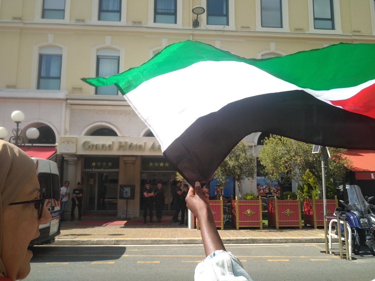 'Israël casse toi, la #Palestine n'est pas à toi'.

Une dizaine de personnes devant l'hôtel @HotelAstonNice contre le salon israélien Icube qui se tient actuellement.