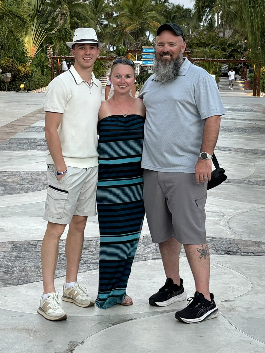 susanfitz77's tweet photo. That’s a wrap for senior trip 2024! Now home to get him ready to turn and burn to Grandview in less than 48 hours! @Landin_Fitz 🏀 https://t.co/kPo8OhNEIg