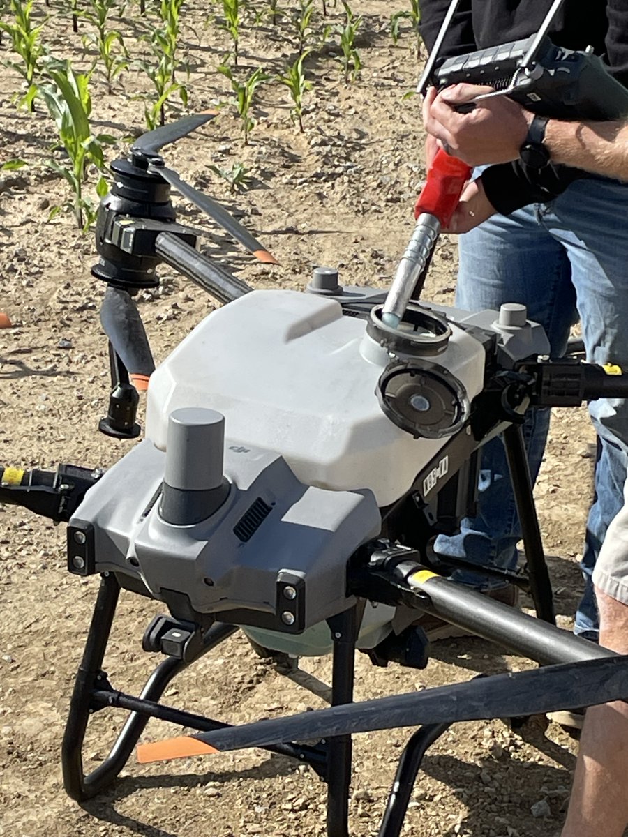 NACHURS's tweet image. Get ready to witness the incredible impact of drones in Southern Ohio as they bring you the unbeatable blend of Triple Option and Finish Line for V5 corn! 🌽 

#NACHURS #TripleOption #FinishLine #FoliarNutrition #Agriculture
