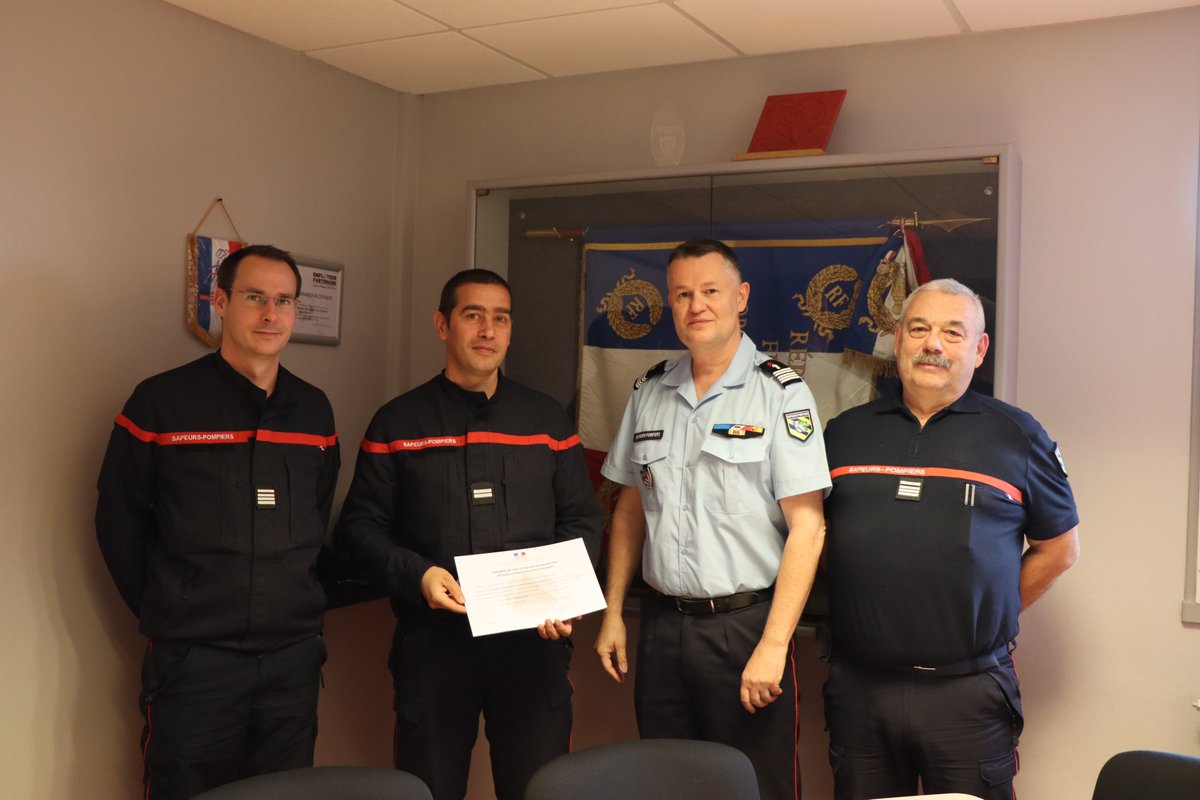 SDIS58's tweet photo. #Formation #Stage #Diplôme #RCH 🟧
Le #DDSIS du @SDIS58 le Colonel HC @OlivierPeycru remet le diplôme de Chef d'équipe d'intervention Risques CHimiques #RCH #RCH2 au Lieutenant 1ère classe Philippe DAUDIER 😊💪
Mon Lieutenant, félicitations pour la réussite de ce stage ! 👏 https://t.co/JWuk2E3G4Y