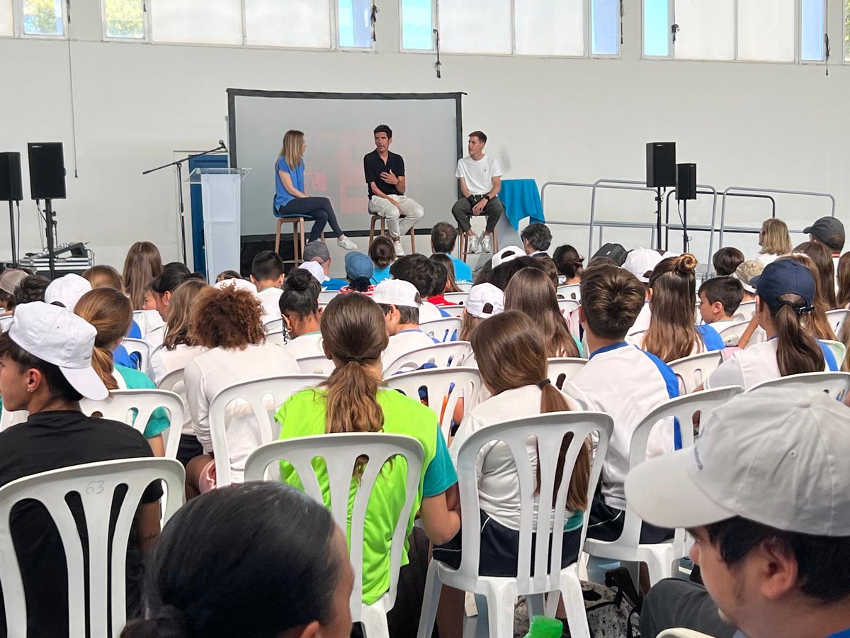 EsportsConsell's tweet photo. 🤝 El @ConselldeMca rep la jornada inclusiva "Camino a París", que dona suport als atletes paralímpics 2024.

👉 250 estudiants acompanyen els atletes Nils Riudavets i Alex Sánchez, de la mà de Xavi Torres, al #PoliesportiuSantFerran.

😃 Debat, jocs i activitats per celebrar-ho! https://t.co/A8hDRkr3n6