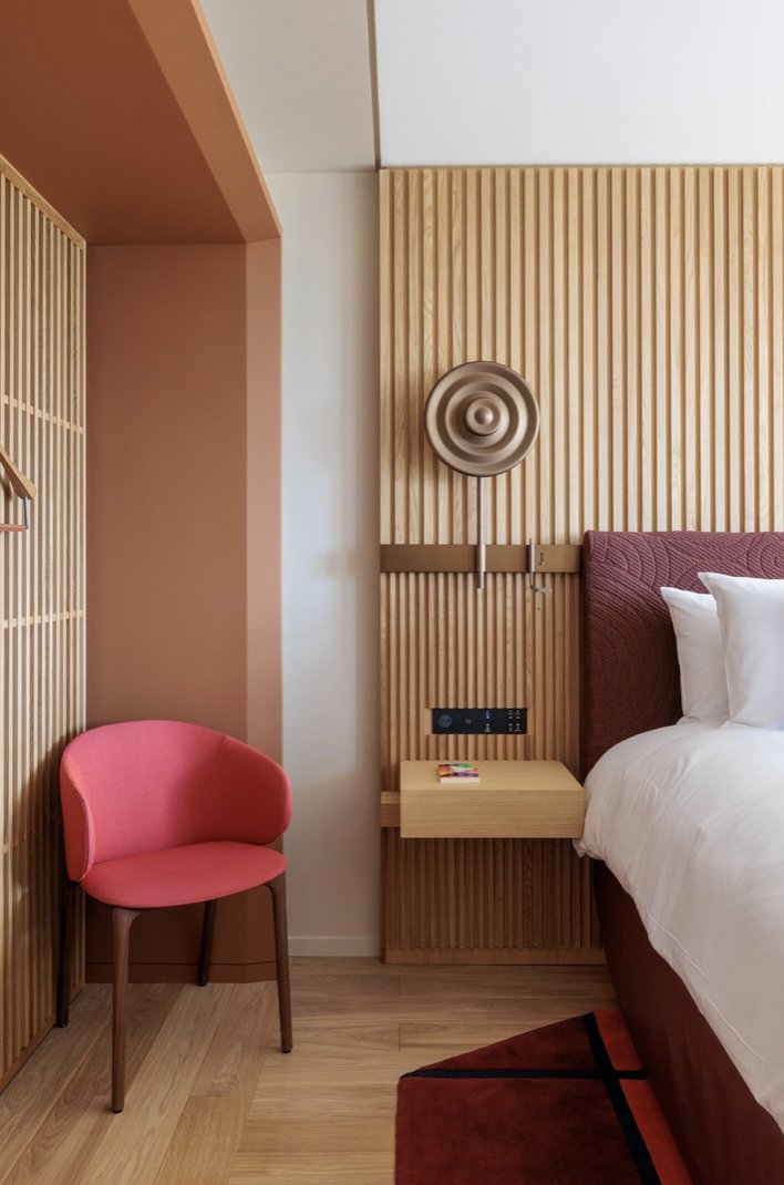 Us compartim imatges d’un dels projectes 🔝 de la fusteria Gurdó. 

Estil Vora el Sena per l’hotel SO Paris és un projecte d’habitacions amb un toc avantguardista, elegants, revitalitzants, acolorides i acollidores.

Enhorabona!👏🏼