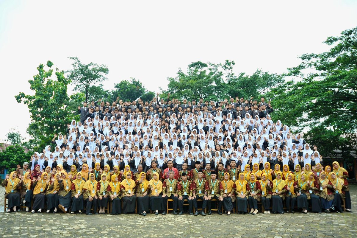 exclusivefluffy's tweet photo. angkatan 18? https://t.co/xNdHLc9vPj