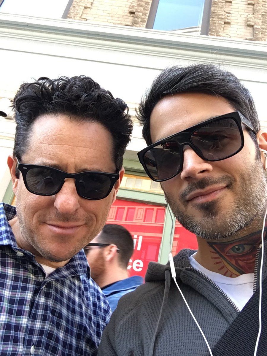 _DrMoonhatt4n_'s tweet image. Netflix will have all of Lost next month so here&apos;s a pic of me and the man himself, JJ Abrams in SoHo when I spotted him standing in line at an ice cream truck. He said I have too many apps 😆 #superrecognizer