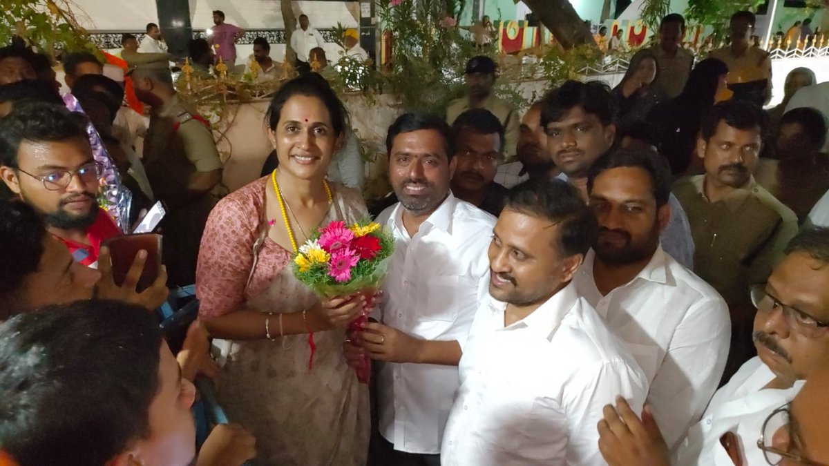 DrGVPraveenKum1's tweet photo. ఎన్నికల ఫలితాల అనంతరం కడప పార్లమెంట్ టిడీపీ అధ్యక్షులు రెడ్డప్పగారి శ్రీనివాసులు రెడ్డి గారికి శుభాకాంక్షలు తెలిపి, కడప నియోజకవర్గం ఎన్డీఏ కూటమి ఎంఎల్ఏ గా గెలిచిన రెడ్డప్ప గారి మాధవి రెడ్డి గారిని కలసి పుష్పగుచ్చం అందజేసి శుభాకాంక్షలు తెలపడం జరిగింది
#JaiTDP #TDP #TDPIsBack https://t.co/xO9BDrWkGr