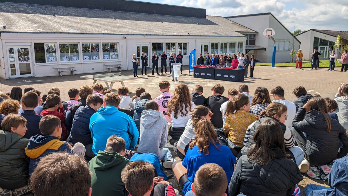 Avec <a href="/Brichet17/">Brichet Régine</a> , sous l’égide du <a href="/Maine_et_Loire/">Département Maine-et-Loire</a> et du <a href="/SDIS_49/">Sapeurs-pompiers de Maine-et-Loire - SDIS 49</a>, nous avons remis leurs tenues aux Cadets de la sécurité du collège St F. d’Assise à Chateauneuf/Sarthe. Nous leurs sommes reconnaissants envers leur engagement citoyen. C’est un parcours qui commence!
Bravo à eux !