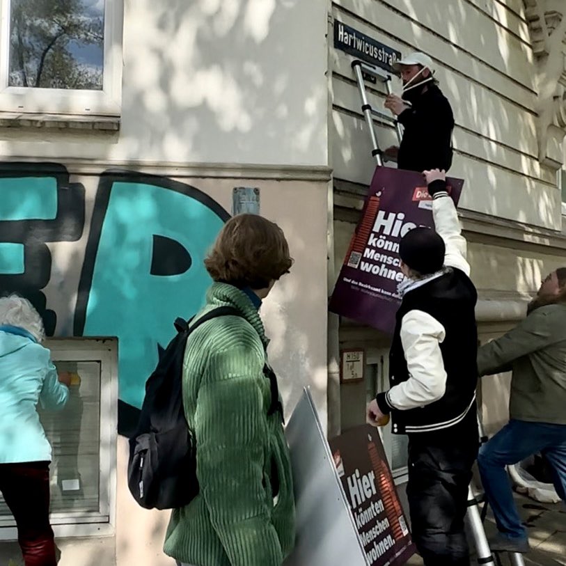 hosemann_hh's tweet photo. Im Bezirk #HamburgNord sind über 400 leerstehende Wohneinheiten gemeldet. Die Dunkelziffer dürfte weit höher sein. Hinzu kommen zahlreiche leerstehende Bürogebäude und brachliegende Grundstücke. 

Mit @linksaktiv_HHN haben wir ein paar dieser Leerstände mit Plakaten im Stadtbild sichtbar und darauf aufmerksam gemacht, dass das @BezirksamtN etwas dagegen tun kann.

Aber statt den Leerstand zu bekämpfen und unseren Bezirk nachhaltig zu entwickeln, wollen Grüne und SPD lieber Grünflächen im @Diekmoor in #Langenhorn und am Goldbekufer in #Winterhude zerstören und mit Wohnungen bebauen. 

Ich möchte gegen Leerstand und Grünfraß in der Bezirksversammlung kämpfen und freue mich, wenn Du mir bei der #Bezirkswahl2024 dafür deine Stimmen gibst. 

#Hamburg #nurmitlinks