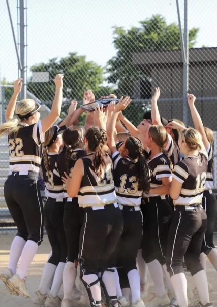 RileySchuller1's tweet photo. So so proud of this team. Overall we went 33-4. Conference champs, regional champs, sectional champs, tied school record for most wins in a season. Had a great season and I can’t wait til the next one! https://t.co/Xb8uLVqFIP