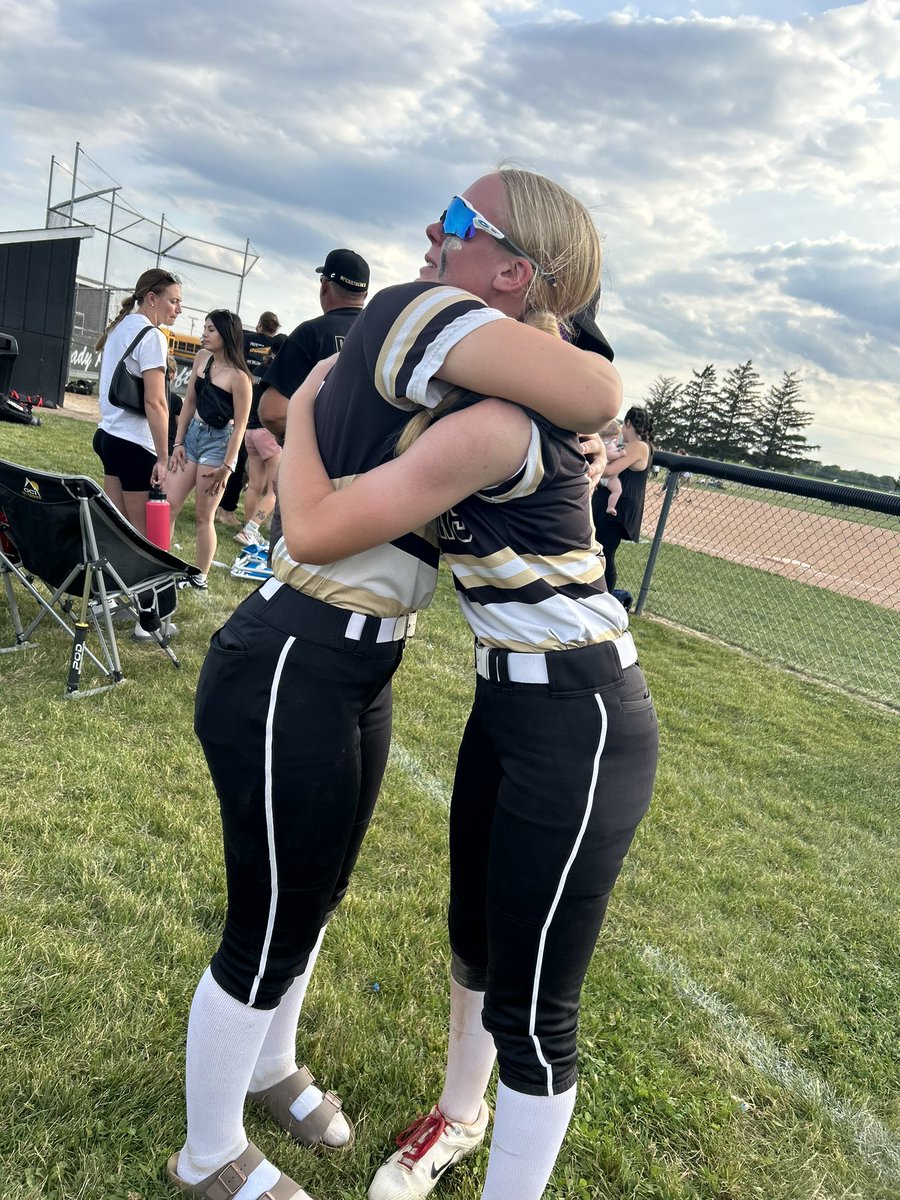 RileySchuller1's tweet photo. So so proud of this team. Overall we went 33-4. Conference champs, regional champs, sectional champs, tied school record for most wins in a season. Had a great season and I can’t wait til the next one! https://t.co/Xb8uLVqFIP