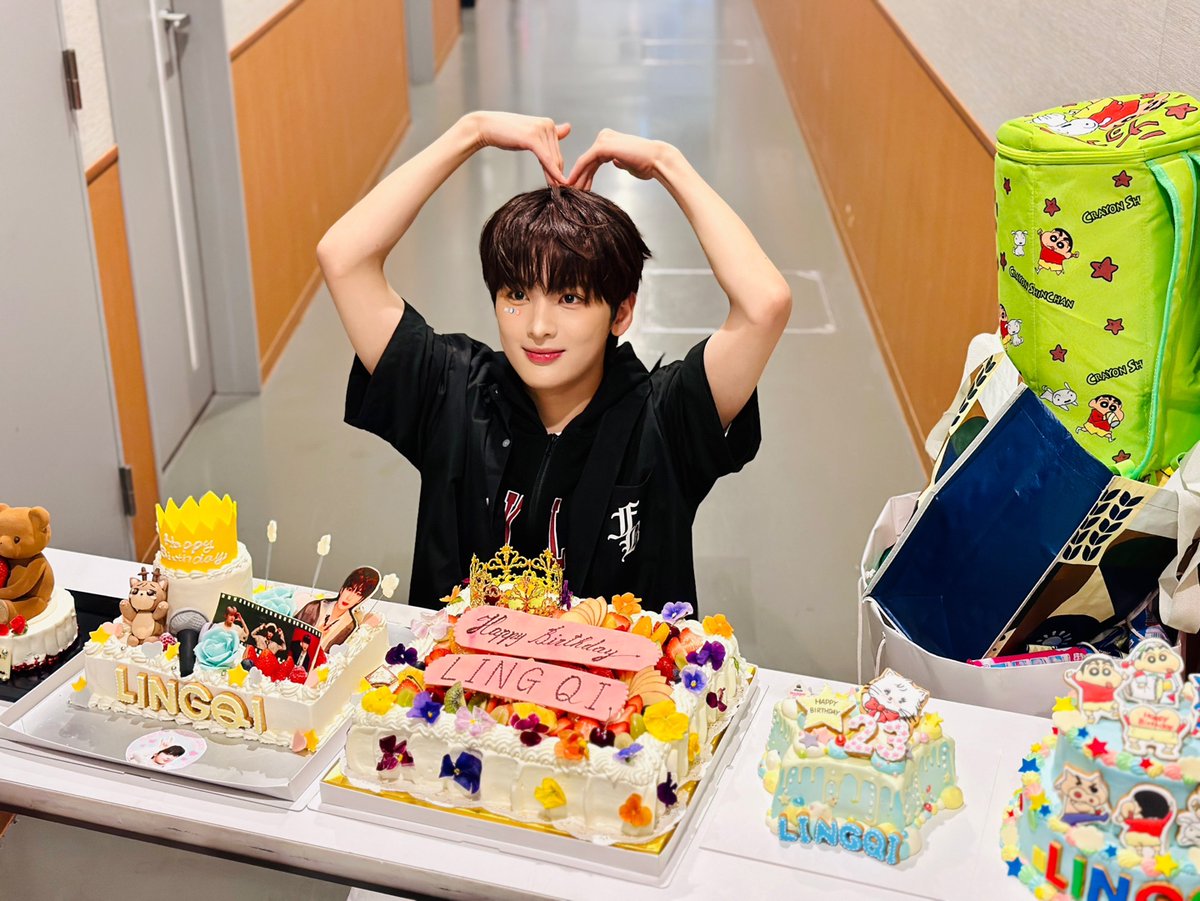 [#링치] 

반디, 멤버들, 그리고 저희를 위해 고생하시는 모든 분들! 감사드립니다!! 반디들과 생일을 보내는 게 제 꿈이었는데 함께 해서 너무 기뻐요! 너무 의미 있는 생일이었어요! 앞으로 더 열심히 하고 더 나은 링치를 보여드리겠습니다! 사랑합니다!!!❤X7

#FANTASYBOYS #판타지보이즈
#LINGQI