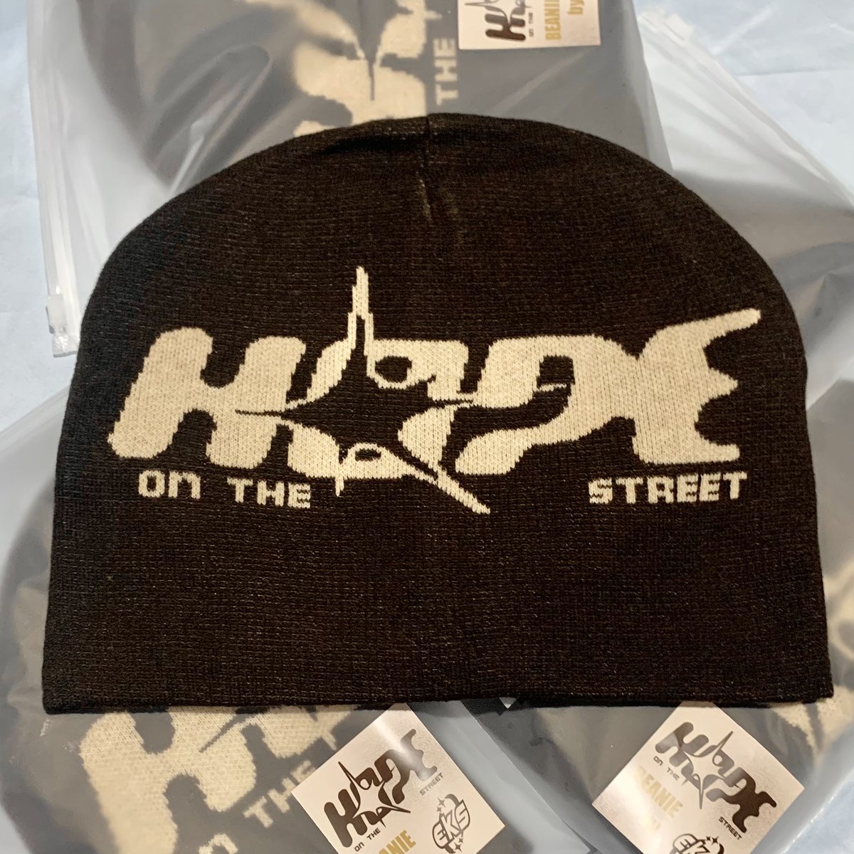 hey guys i wanna raise funds for palestine and since i still have some extra in-stocks of HOTS beanie, for all the stocks left i will be donating 50% of the profits to palestinian families and 20% for e-sims ᯓᡣ𐭩
🛒🌎 etherealeks.com/products/preor…
🛒🇮🇩 s.shopee.co.id/8zjnQ8SlD0