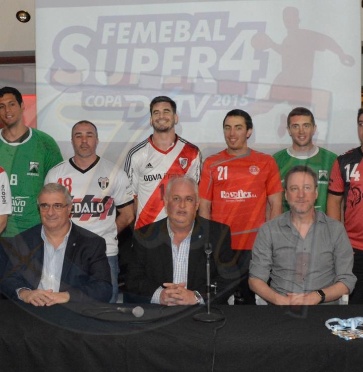 ROMANBRAVO10's tweet photo. Se fue Ferranta, el padre de la TV
Con él al mando de Femebal, llegó
#HANDBALLENDEPORTV hace 10 años
Además, nació el Super 4 y #FemebalTV
Él puso la primera piedra en casi todo
Dirigente del carajo
10 en trato humano
Descansá, Ale
Laburaste bocha por el HB
Te debemos mucho https://t.co/rbGzJsuOyd