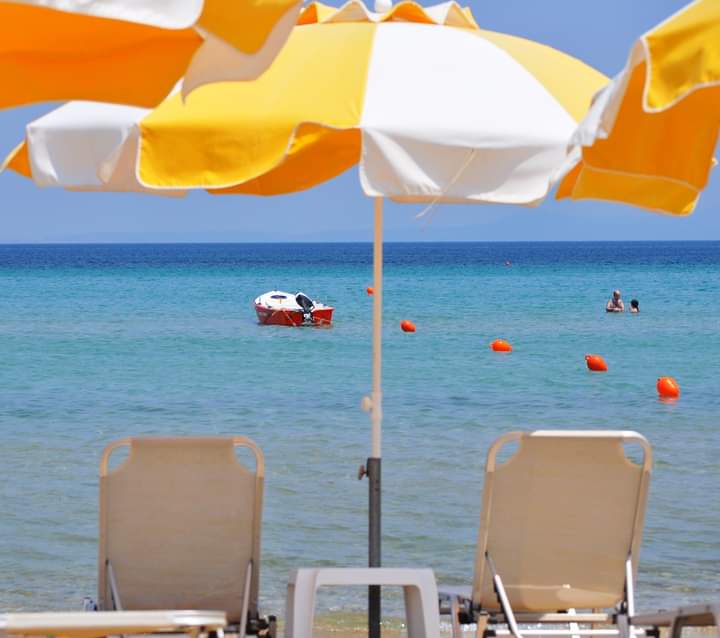 evaarslanoglou's tweet photo. Αν είσαι θάλασσα εγώ σε κράτησα, αν είσαι άνεμος εγώ σ'αγκαλιασα Αμα το αύριο είναι στο χέρι μου
θα' σαι  για παντα το καλοκαίρι μου
🌊👙🏖️☀️⛵👓🌊
Καλό Καλοκαίρι 🧡 https://t.co/0UVS31OX8c