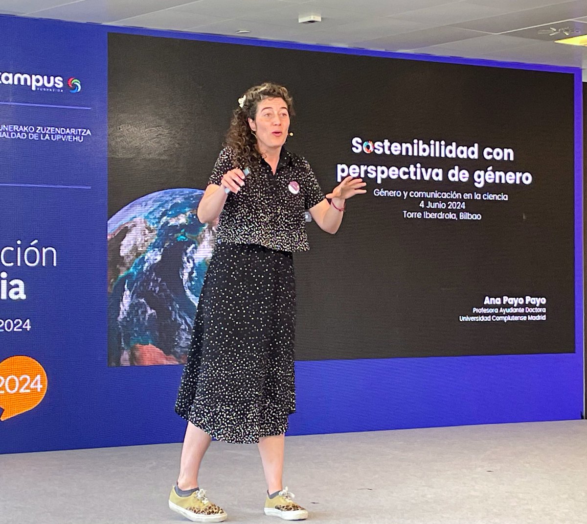 la Mandarina de Newton (@mandarinanewton) on Twitter photo En #GeneroyCom24 <a href="/anapayopayo/">Ana Payo Payo, PhD</a> nos habla de #sostenibilidad y #límitesplanetarios. Nos presenta a las mujeres que fueron pioneras en estos temas, nos muestra cómo los #ODS se vinculan a los cuidados y nos alerta del gran reto -la ola- que se nos viene. En #GeneroyCom24 <a href="/anapayopayo/">Ana Payo Payo, PhD</a> nos habla de #sostenibilidad y #límitesplanetarios. Nos presenta a las mujeres que fueron pioneras en estos temas, nos muestra cómo los #ODS se vinculan a los cuidados y nos alerta del gran reto -la ola- que se nos viene.