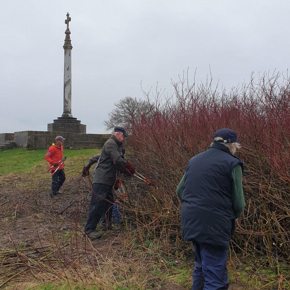 ThamesPathNT's tweet photo. 🤩🤩Superstars on @TheRidgeway1972 and #ThamesPath National Trails 🤩🤩 Last year our #volunteers put in 1,322.5 hours of mowing, making signs, putting in fingerposts, monitoring, clearing scrub. Thank You one and all #VolunteersWeek @NaturalEngland @NationalTrails @NatTrailsUK https://t.co/Se4vB1jF9b