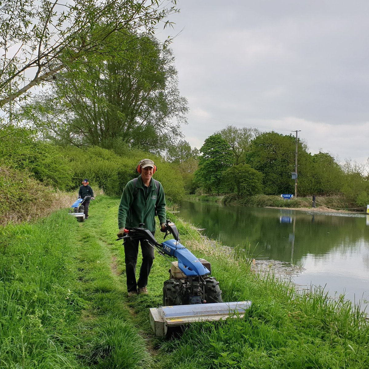 ThamesPathNT's tweet photo. 🤩🤩Superstars on @TheRidgeway1972 and #ThamesPath National Trails 🤩🤩 Last year our #volunteers put in 1,322.5 hours of mowing, making signs, putting in fingerposts, monitoring, clearing scrub. Thank You one and all #VolunteersWeek @NaturalEngland @NationalTrails @NatTrailsUK https://t.co/Se4vB1jF9b