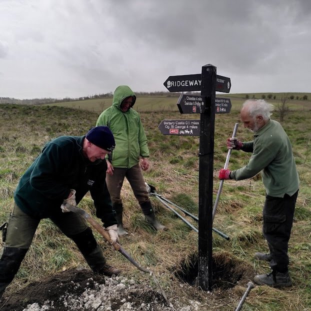 ThamesPathNT's tweet photo. 🤩🤩Superstars on @TheRidgeway1972 and #ThamesPath National Trails 🤩🤩 Last year our #volunteers put in 1,322.5 hours of mowing, making signs, putting in fingerposts, monitoring, clearing scrub. Thank You one and all #VolunteersWeek @NaturalEngland @NationalTrails @NatTrailsUK https://t.co/Se4vB1jF9b