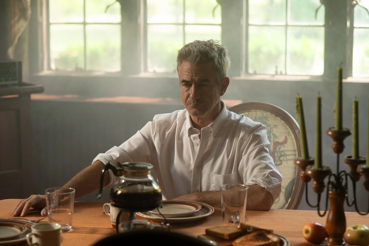 filmes_e_filmes's tweet photo. Dermot Mulroney é destaque nas primeiras imagens de "Dead and Breakfast", terror dirigido por J P. Loppo Martinez.

Ainda sem data de estreia, o longa segue cinco pequenos criminosos que roubam uma loja de penhores em Kansas City.🔥🎬

#deadandbreakfast #dermotmulroney #jploppo https://t.co/3RydxMmpYt