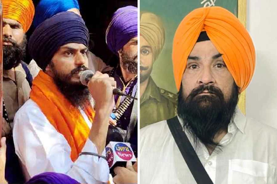 aslitarasingh's tweet photo. ਅਕਾਲ ਪੁਰਖ ਪ੍ਰਮਾਤਮਾ ਦੀ ਬਹੁਤ ਕ੍ਰਿਪਾ ਹੋਈ ਆ ਤੇ ਅੱਜ ਆਪਣੇ ਦੋ ਖਾਲਸੇ ਜਿੱਤੇ ਆ

ਸਾਡੇ ਖਡੂਰ ਸਾਹਿਬ ਹਲਕੇ ਤੋਂ ਭਾਈ ਅੰਮ੍ਰਿਤਪਾਲ ਸਿੰਘ ਖਾਲਸਾ

ਅਤੇ ਫਰੀਦਕੋਟ ਤੋਂ ਇੰਦਰਾ ਗਾਂਧੀ ਨੂੰ ਸੋਧਾ ਲਾਉਣ ਵਾਲੇ ਸੂਰਮੇ ਦਾ ਸਪੁੱਤਰ ਭਾਈ ਸਰਬਜੀਤ ਸਿੰਘ ਖਾਲਸਾ https://t.co/eQboV3m5sJ