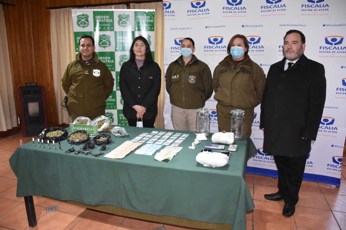 Coyhaique: Fiscalía y Carabineros decomisan cocaína, ketamina y marihuana. Dos imputados fueron puestos en prisión preventiva. Valor de la droga supera los 26 millones de pesos en el mercado informal.

Nota: acortar.link/XCs6J9
