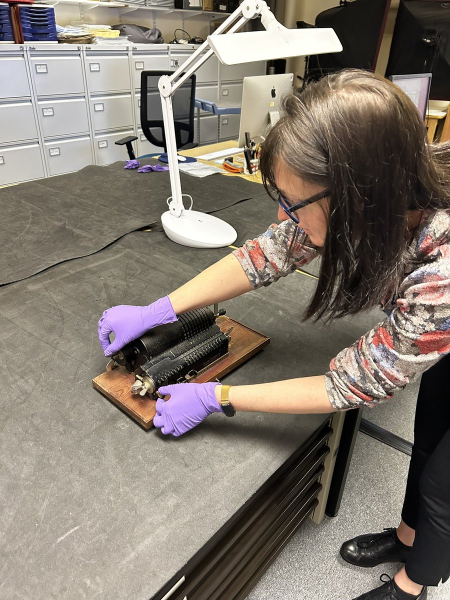 WhippleMuseum's tweet image. 🕰️ Whipple Behind the Scenes! 🕰️ 

Object handling dos and don&apos;ts today with Collections Manager, Morgan Bell!

#whipplemuseum #objecthandling #museumlife