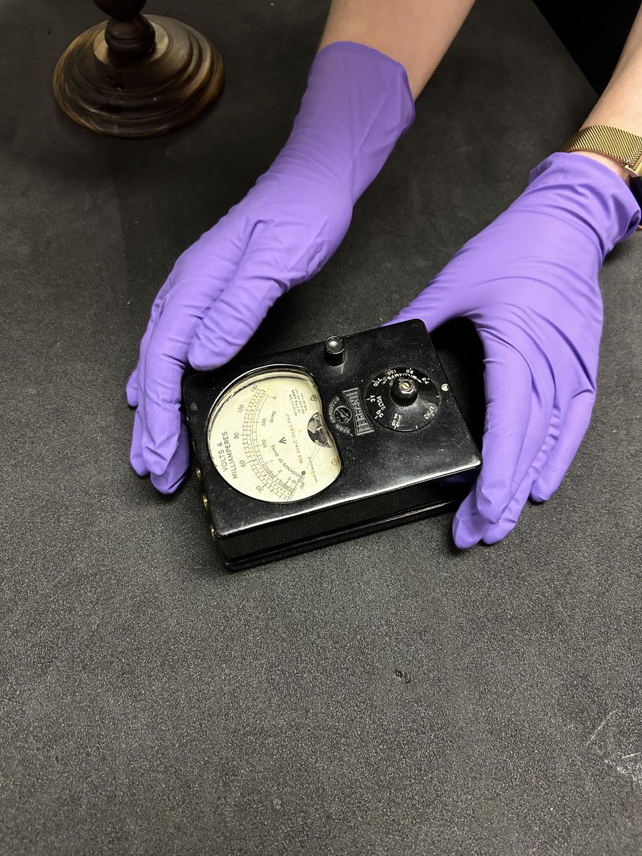 WhippleMuseum's tweet image. 🕰️ Whipple Behind the Scenes! 🕰️ 

Object handling dos and don&apos;ts today with Collections Manager, Morgan Bell!

#whipplemuseum #objecthandling #museumlife